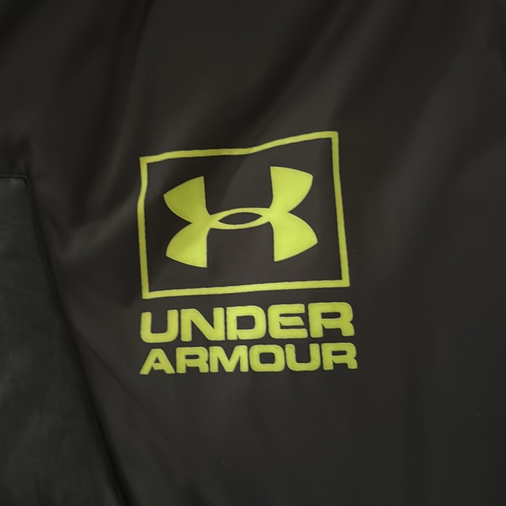 Under Armour boys youth extra large puffer coat. Like new. Hardly worn. - Picture 3 of 5